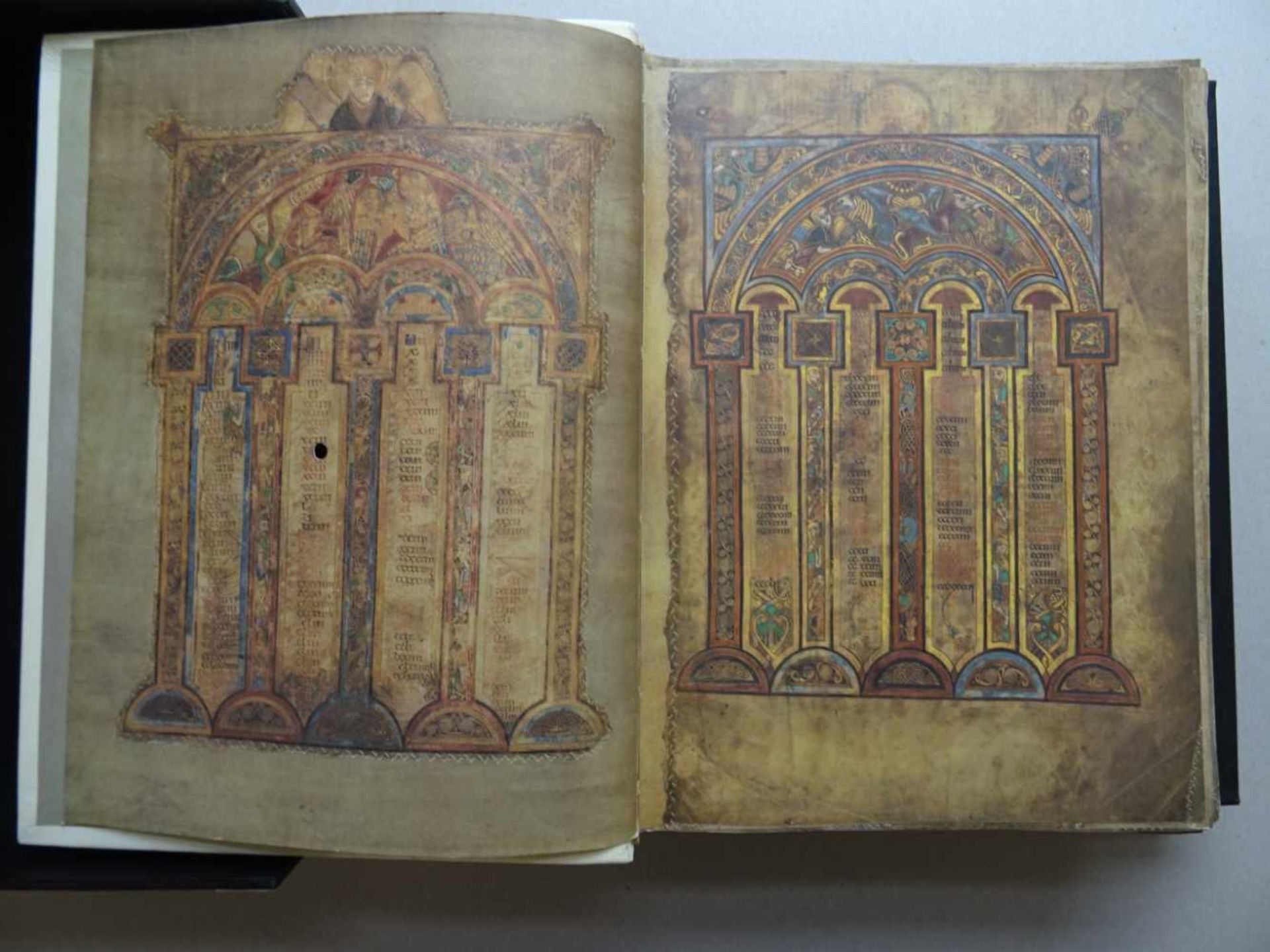 Faksimile.- Book of Kells.Luzern, Faksimile Verlag, 1990. Mit sehr zahlr. farbig faksimilierten - Bild 4 aus 8