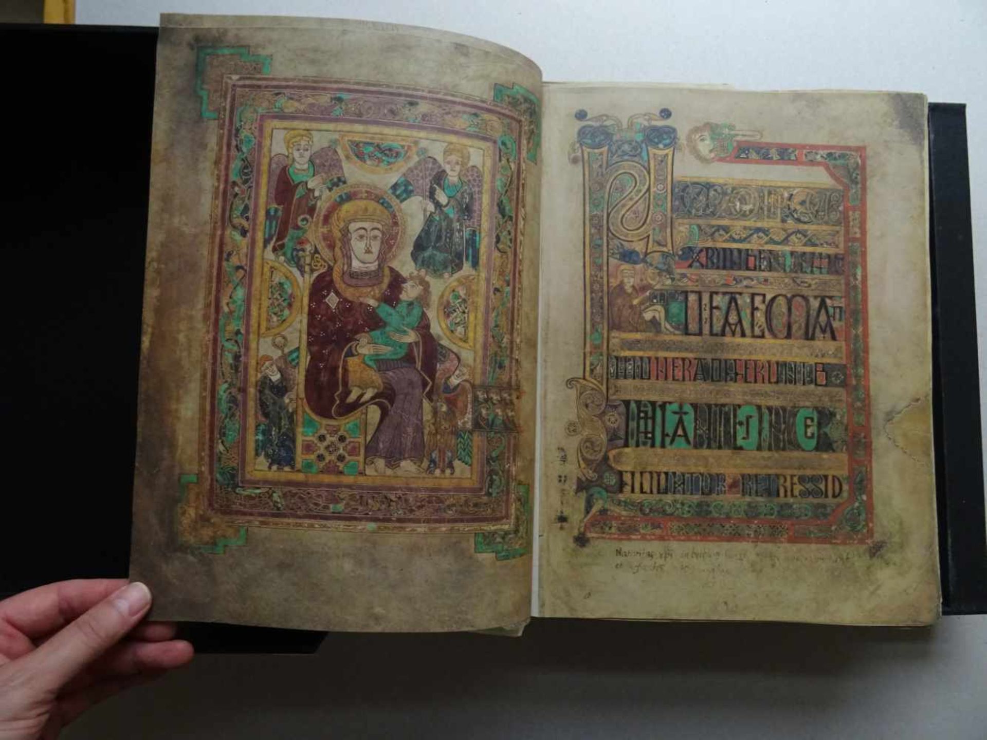 Faksimile.- Book of Kells.Luzern, Faksimile Verlag, 1990. Mit sehr zahlr. farbig faksimilierten - Bild 6 aus 8