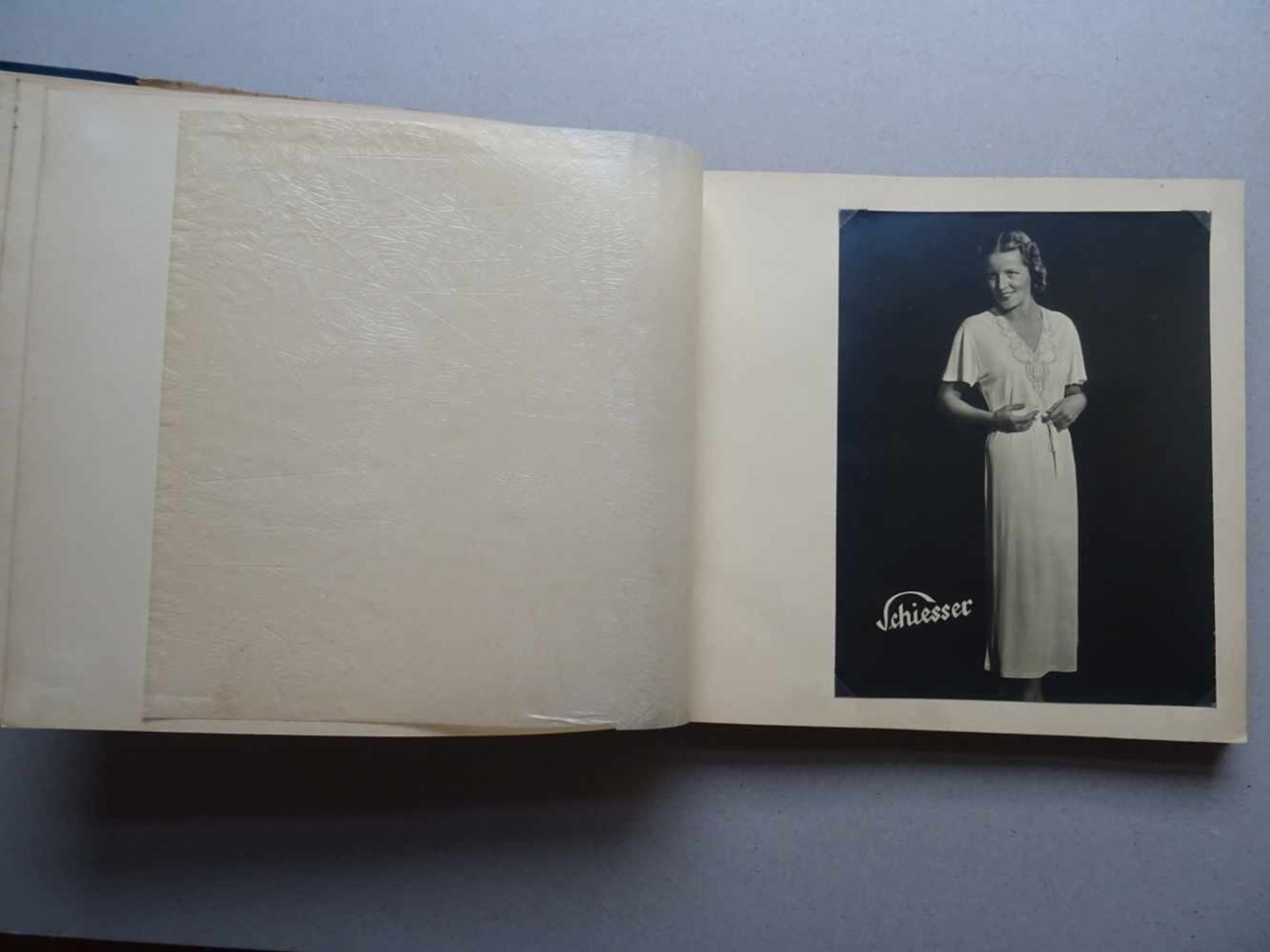Mode.- Schiesser.Album mit 19 (davon 3 doppelt) Mode-Fotografien. Um 1935. 30 Bll. Quer-4°. OHldr.-