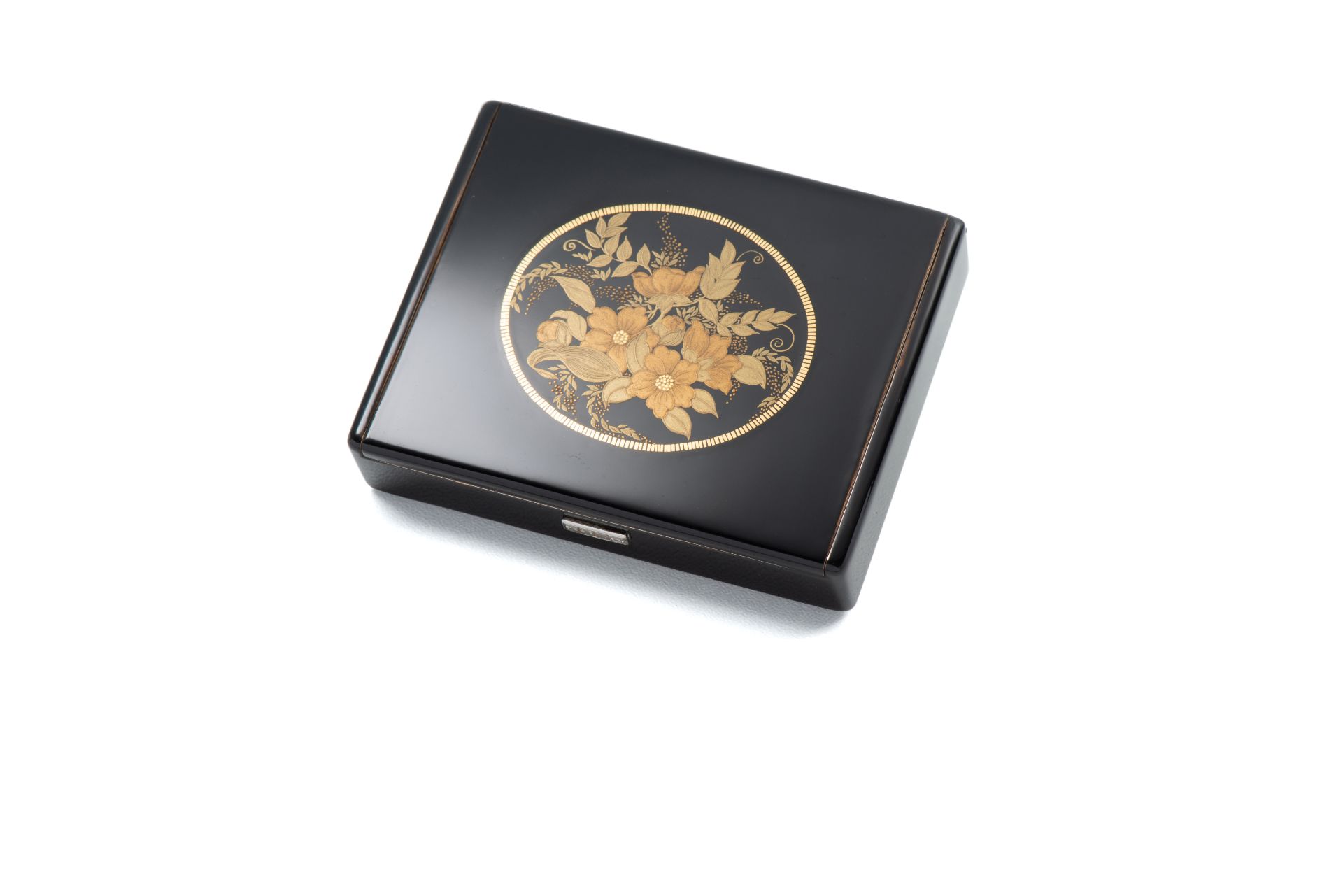 CARTIER, POWDER BOX, GOLD AND DIAMONDS. Very fine and rare lacquered silver, gold and [...]