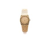 AUDEMARS PIGUET, ROYAL OAK MEDIUM SIZE, YELLOW GOLD. Fine 18k yellow gold, [...]