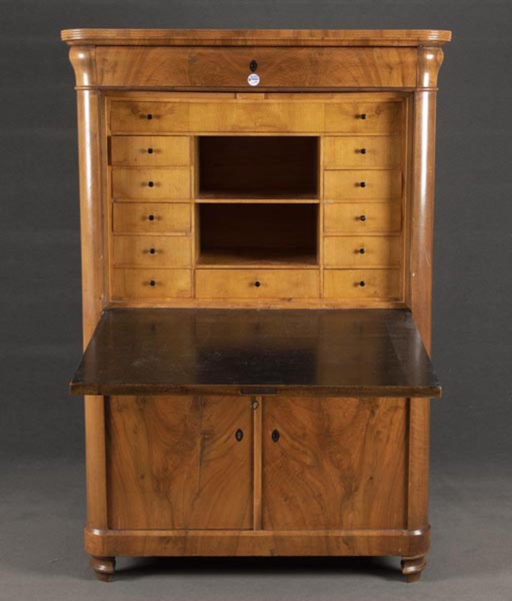 Spätbiedermeier-Standsekretär. Deutsch 19. Jh. Nussbaum furniert, teilw. massiv, H=157 cm, B=107 cm,