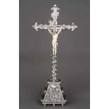 Kruzifix. Deutsch 18. Jh. Elfenbein, geschnitzt, appliziert an Mahagonikreuz mit Elfenbein- und