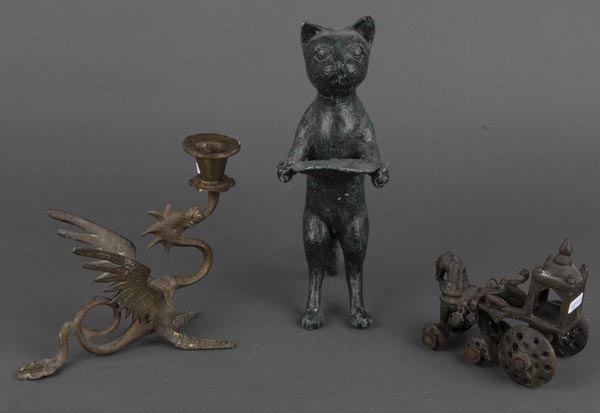 Kerzenleuchter und zwei Zierobjekte, u.a. Asien. Bronze / Metall, H=12 bis 26,5 cm.