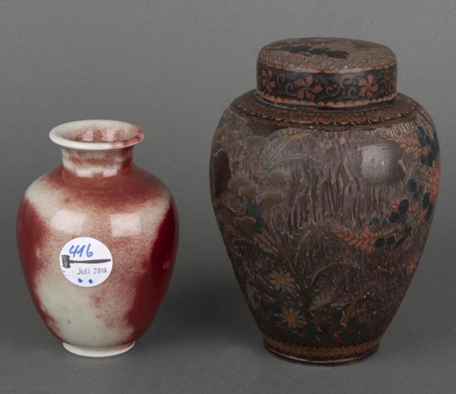 Zwei Vasen. Südostasien. Porzellan, eine mit Ochsenblutglasur, die andere mit Floraldekor auf