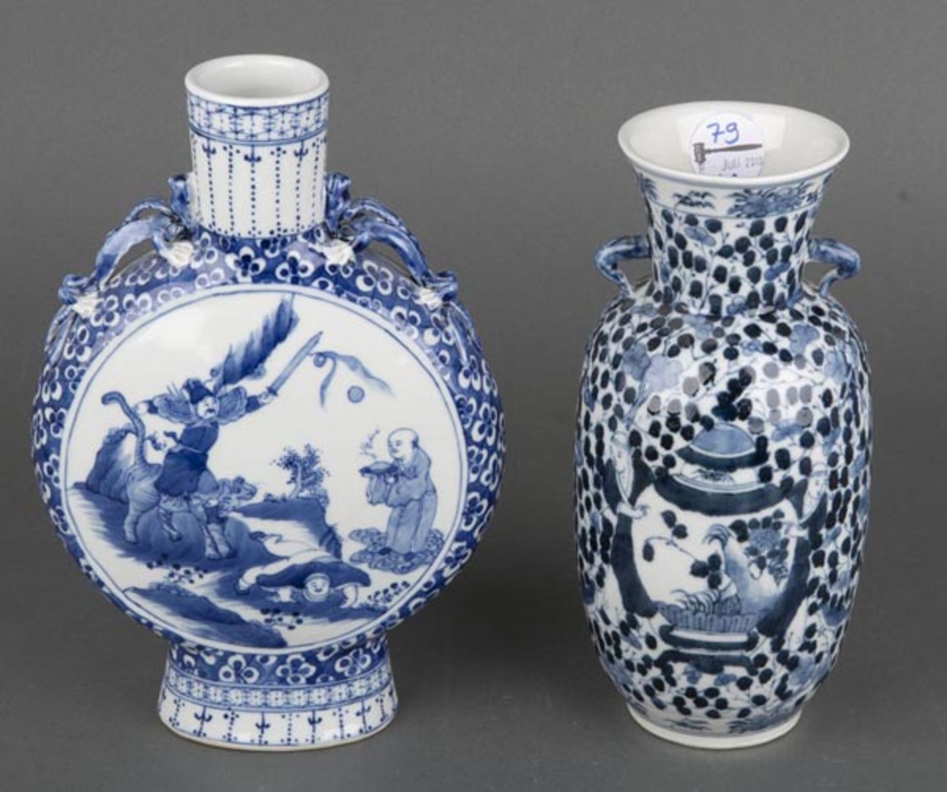 Zwei Vasen. China. Porzellan, unterglasurblau bemalt mit Figuren in Landschaft, H=25,5 / 27,8 cm.