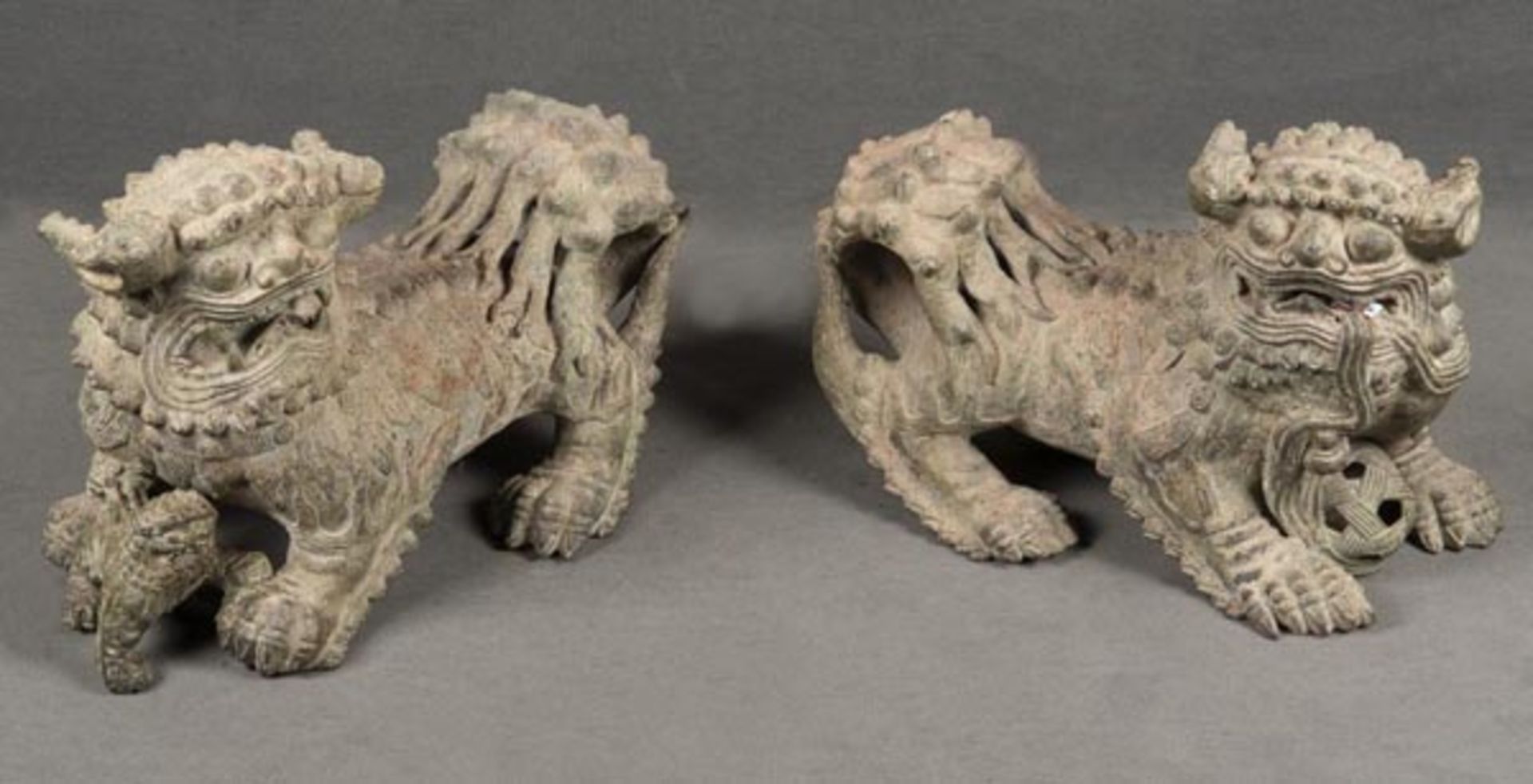Paar Fo-Hunde als Tempelwächter. China. Bronze, gefasst, L=40 cm.