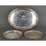 Drei ovale Tabletts. 925er / 800er Silber, ca. 1.704 g, 29 x 22 / 46 x 35,5 cm.