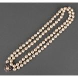 Perlenkette mit 14 ct Weißgoldverschluss, besetzt mit Perle, umgeben von Brillanten, ca. 0,10 ct,