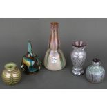 Fünf unterschiedliche Vasen. Deutsch 20. Jh. Farbloses Glas mit bunten Einschmelzungen, teilw. mit