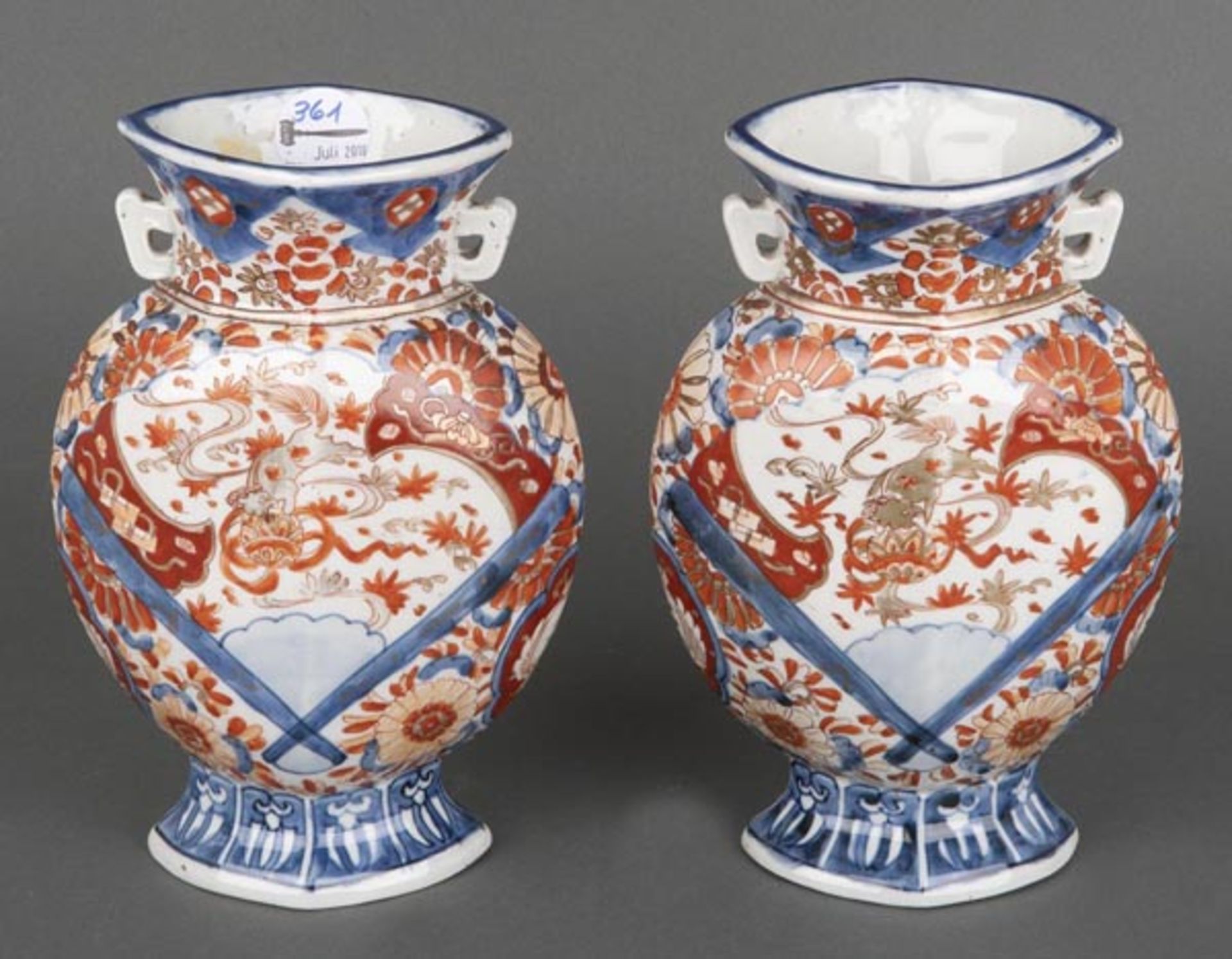 Paar Vasen. China. Porzellan, unterglasurblau und korallenrot floral bemalt, D=24,3 / 24,6 cm.