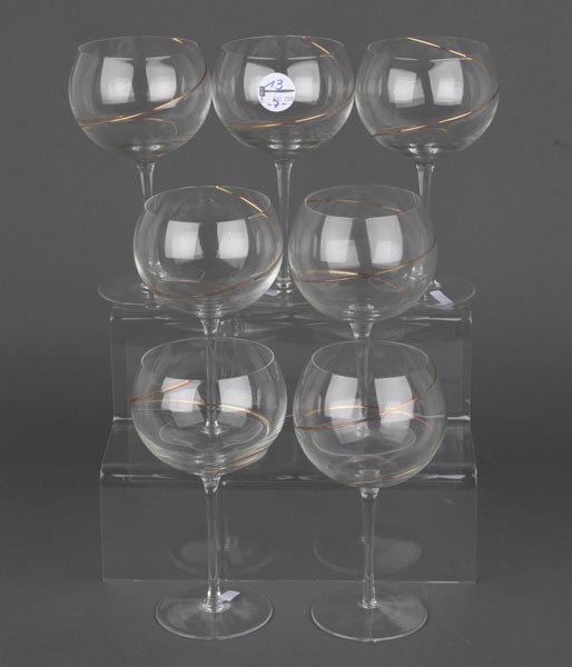 Sieben Weingläser. Deutsch 20. Jh. Farbloses Glas mit goldenem Spiraldekor, H=21 cm.
