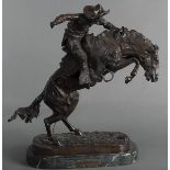 Rodeoreiter. Bronze, auf der Plinthe bez. / grüner Marmorsockel, H=58 cm, B=53 cm, T=22 cm.