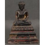 Sitzender Buddha. Massivholz, geschnitzt, mit Resten alter Vergoldung, H=43 cm.
