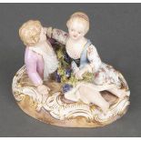 Der Herbst. Meissen 19. Jh. Als sitzendes Kinderpaar. Porzellan, bunt bemalt, H=7,8 cm. (min.