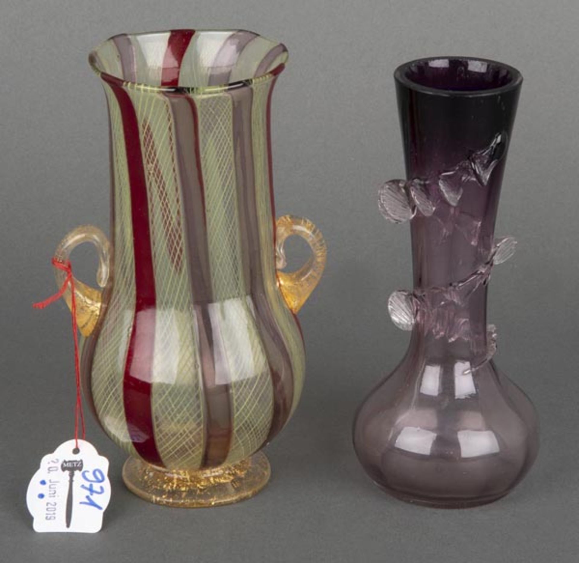 Zwei Vasen. Deutsch / Italien 20. Jh. Violettes bzw. farbloses Glas, mit eingeschmolzenen bunten