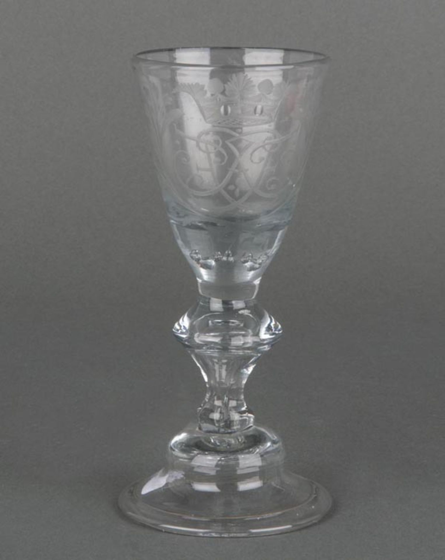 Trinkglas. Deutsch dat. 1754. Farbloses Glas, geschliffen mit ligiertem, bekröntem Monogramm, H=15,5