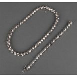 Halskette und dazu passendes Armband. 835er Silber, ca. 85 g, L=43,5 / 19,5 cm.