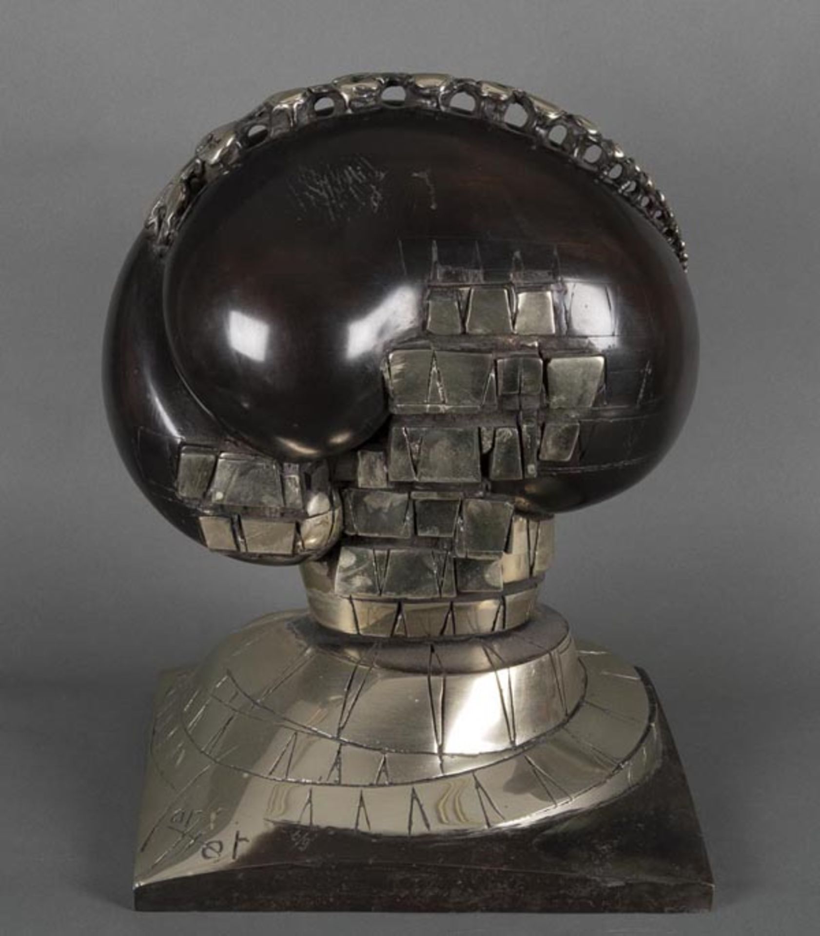 Paul Cartier (geb. 1928). Abstrakte Skulptur. Bronze / Neusilber, teilw. patiniert, an der Ecke