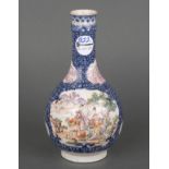 Vase. China. Porzellan, in Medaillons bunt bemalt mit Figuren in Landschaft bzw. mit purpurnen