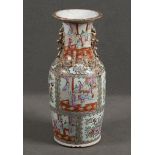 Vase. China. Porzellan, bunt bemalt mit Figurenszenen und Floraldekor in Reserven, H=51 cm. (best.)