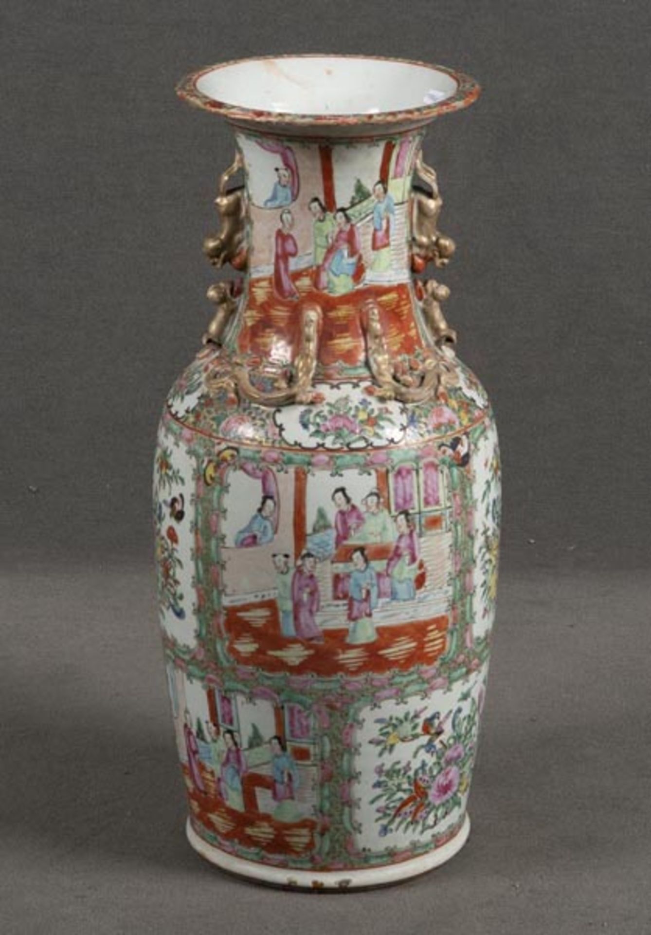 Vase. China. Porzellan, bunt bemalt mit Figurenszenen und Floraldekor in Reserven, H=51 cm. (best.)