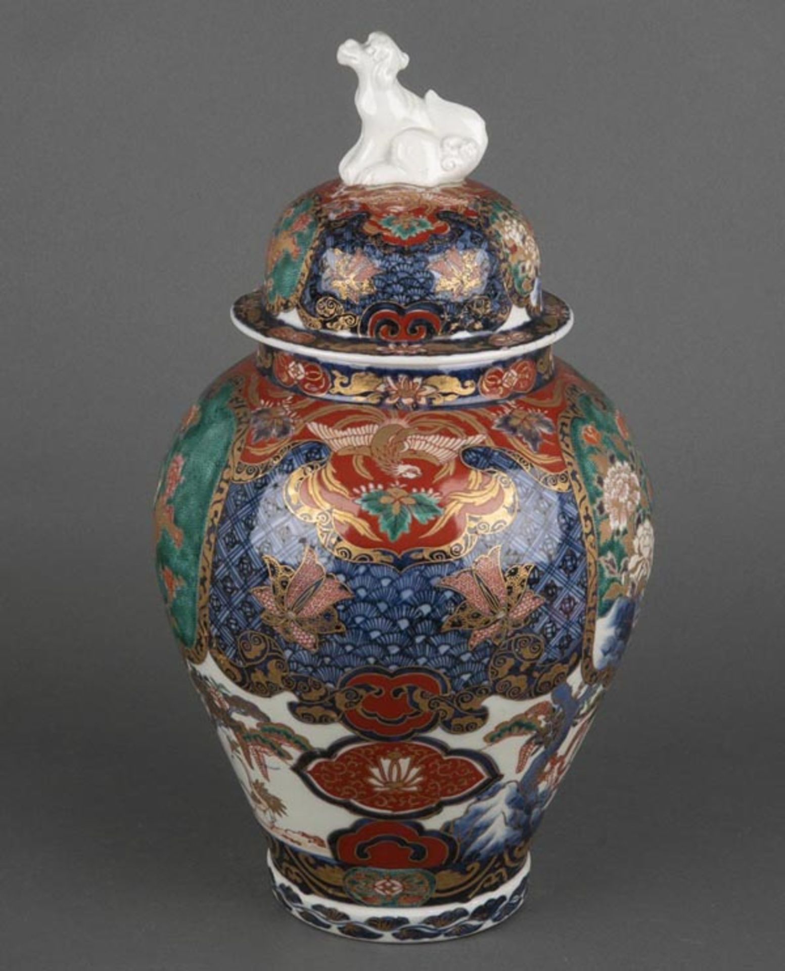 Deckelvase. China. Porzellan, bunt und gold bemalt, H=41 cm.