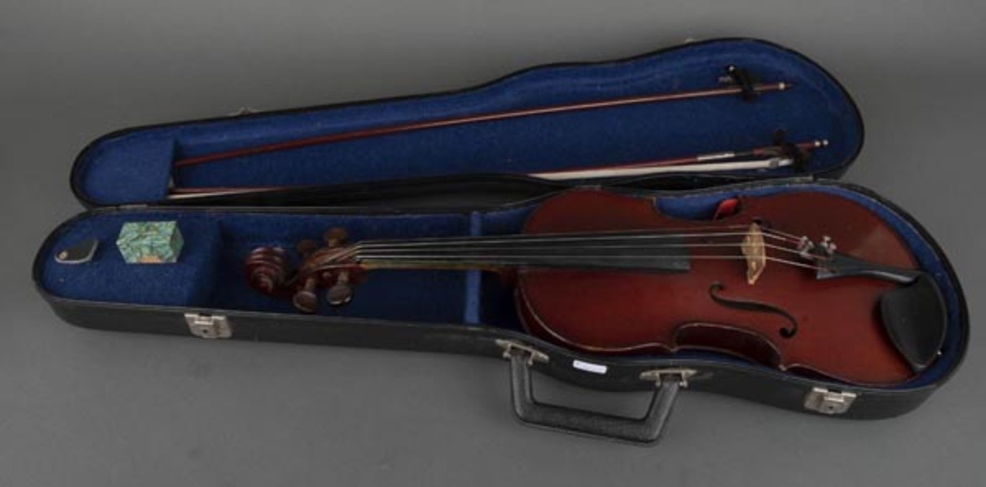 Violine. Frankreich um 1920. Auf Etikett bez. M. Couturieux. Mit zwei Bögen, in Etui, L=60 cm.