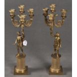 Paar vierflammige Girandolen. Paris um 1800-1810. Je auf quadratischer Plinthe mit Säulenpodest