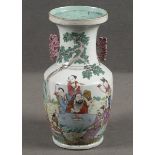 Vase. China. Porzellan, bunt bemalt mit Figuren in Landschaft, H=43 cm. (min. best.)