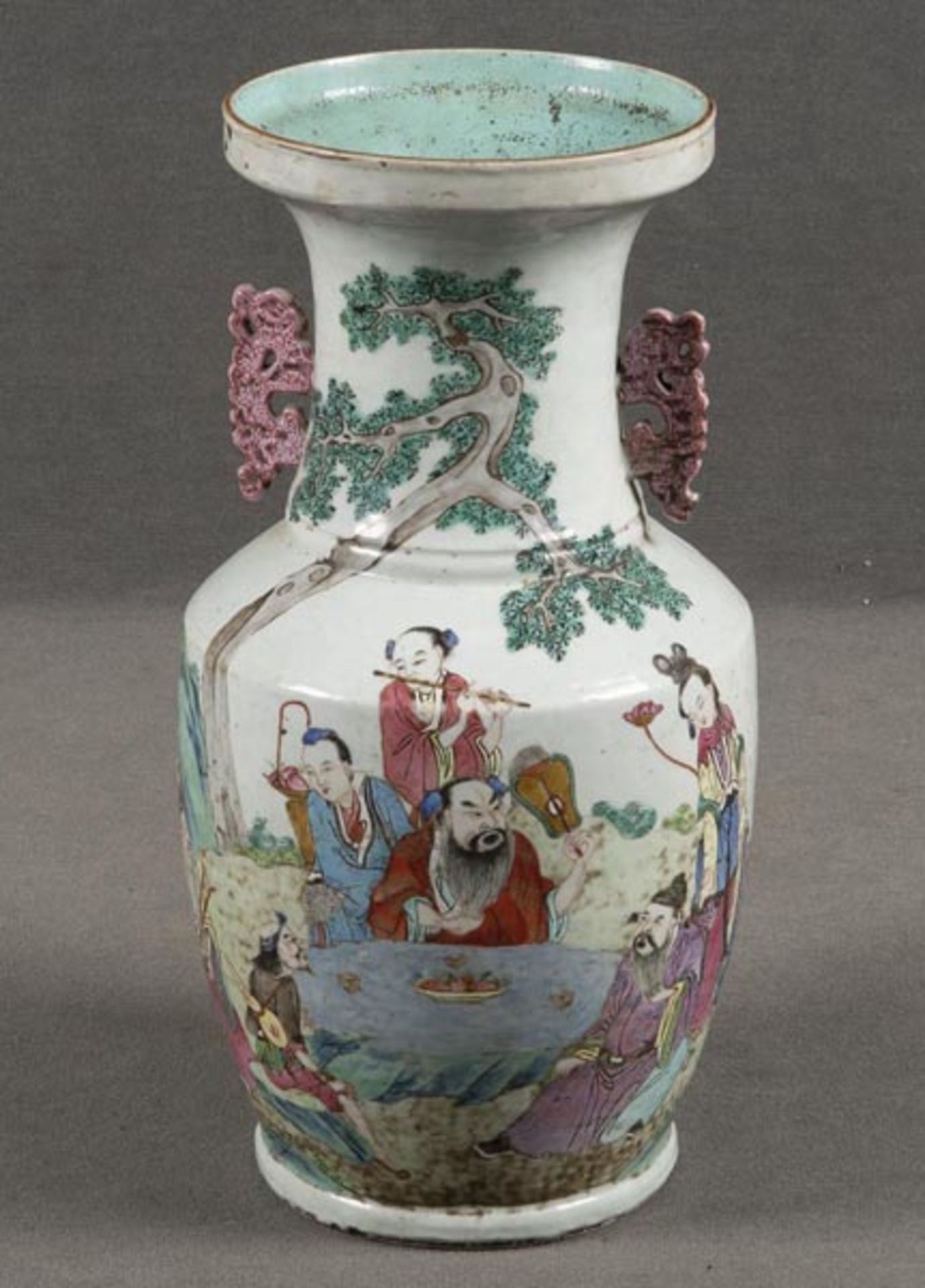 Vase. China. Porzellan, bunt bemalt mit Figuren in Landschaft, H=43 cm. (min. best.)