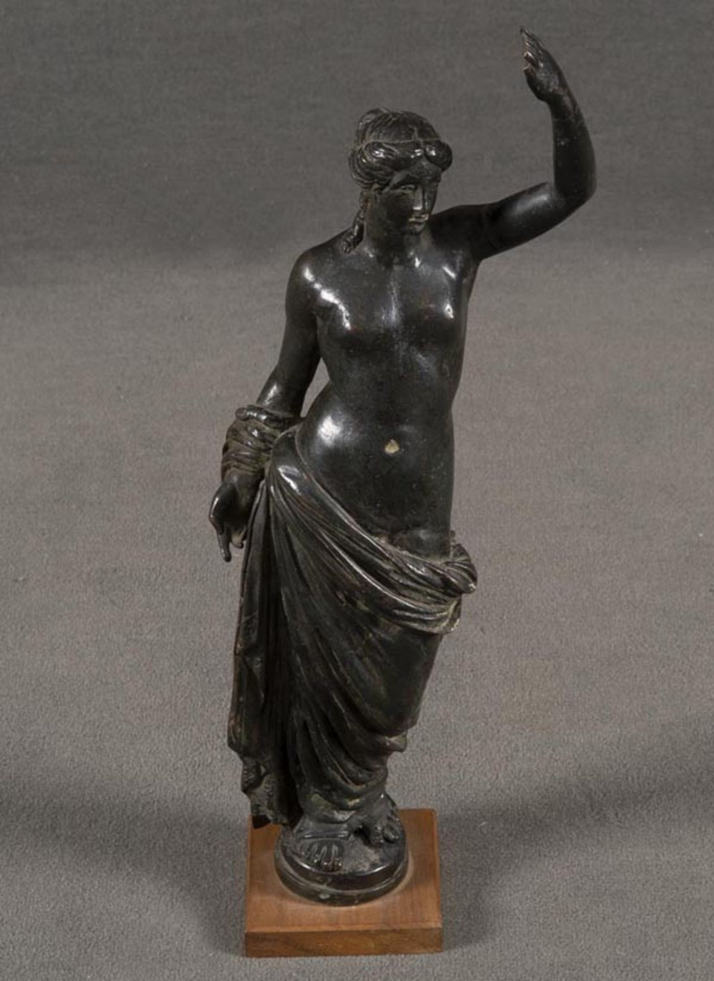 Aphrodite. Bronze / Holzsockel, H=40 cm.