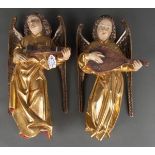 Zwei musizierende Engel. Deutsch 20. Jh. Massivholz geschnitzt, bunt und gold bemalt, H=38 cm.
