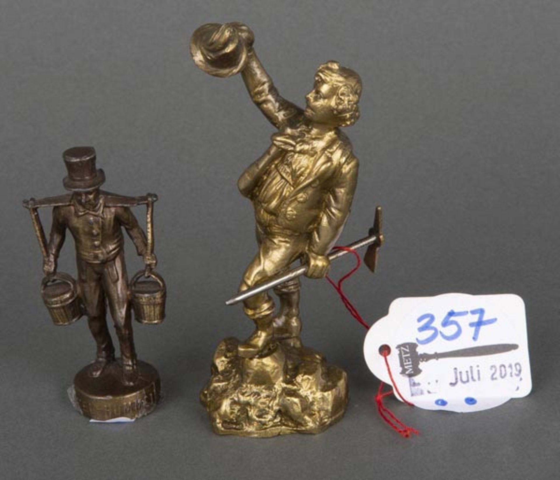 Zwei Figuren: Mann mit Pickel und Lastenträger. Deutsch 20. Jh. Zinn, bronziert, H=6,5 / 9,7 cm.