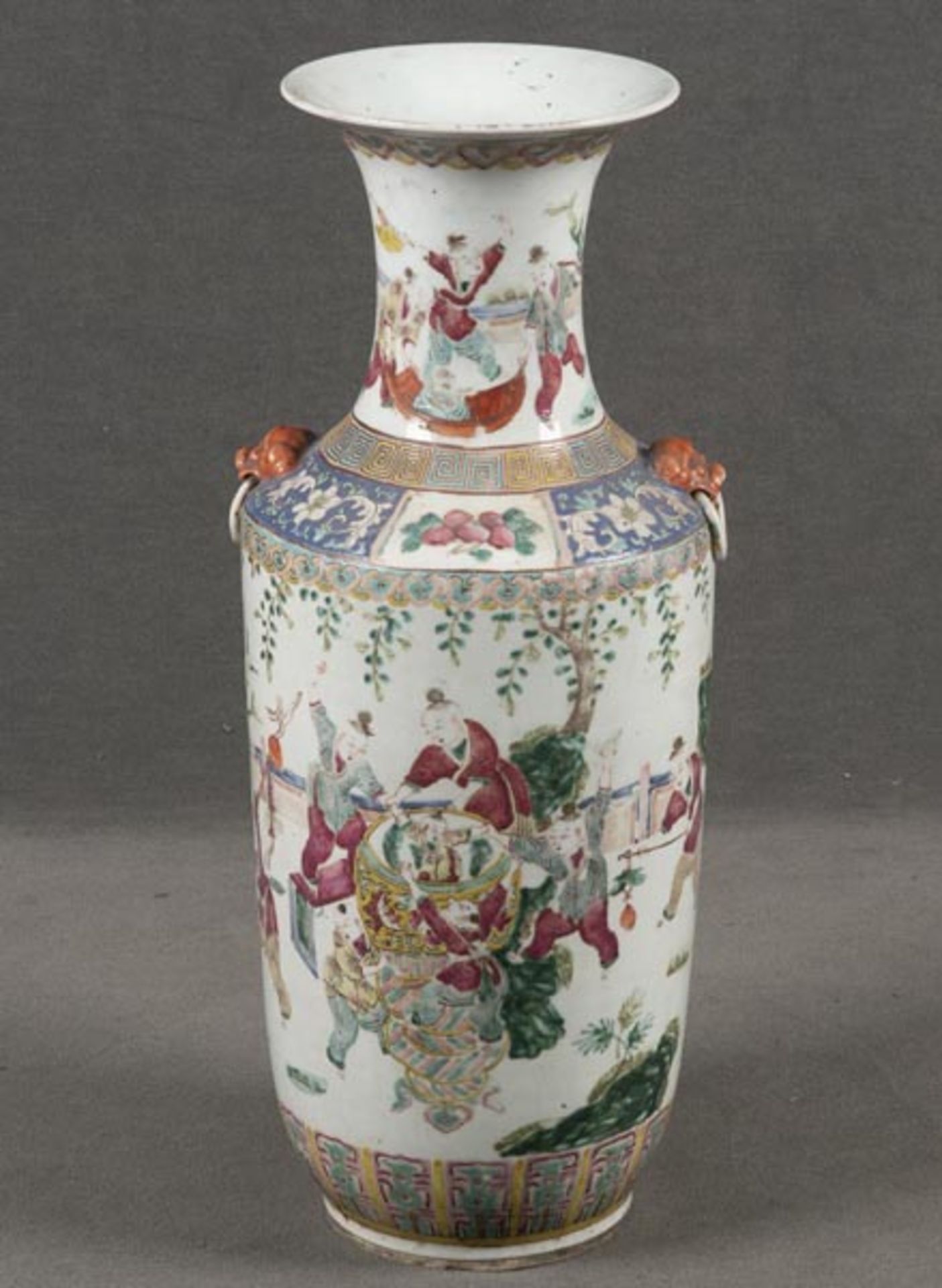 Vase. China. Porzellan, bunt bemalt mit Figuren in Landschaft, H=60 cm.