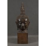 Buddhakopf. Thailand. Bronze, auf Holzsockel, H=97 cm. (besch.)