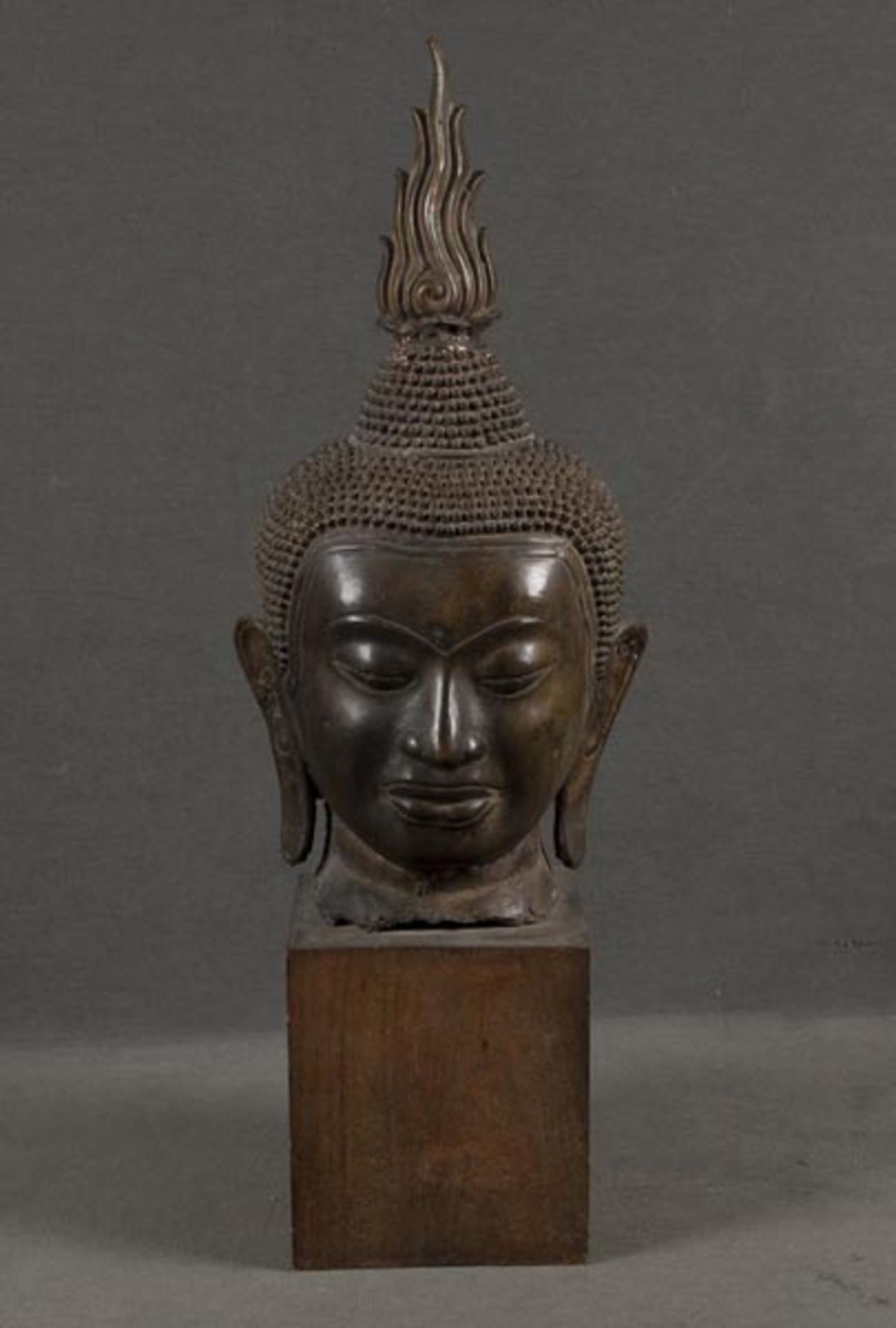 Buddhakopf. Thailand. Bronze, auf Holzsockel, H=97 cm. (besch.)