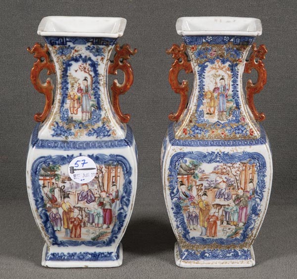 Paar Vasen. China. Porzellan, bunt bemalt mit Figurenszenen in Landschaft, am Boden Etikett 
