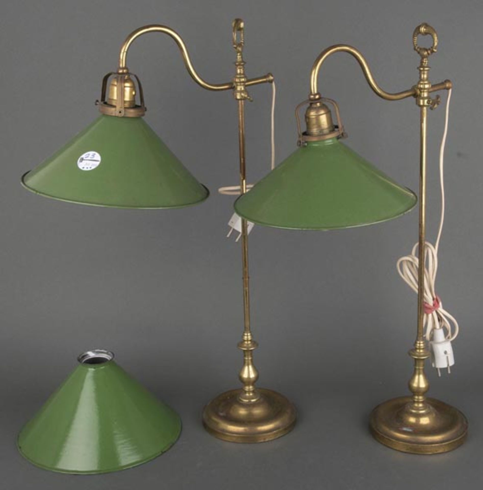 Paar Tischlampen. Deutsch 20. Jh. Messing / Metall, mit drei Schirmen, H=61 cm.