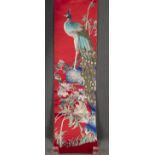 Rollseidenbild. Asien. Bunt bemalt mit Pfau in Landschaft, 180 x 45 cm.