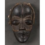 Wobe-Maske. Elfenbeinküste. Massivholz, geschnitzt, mit Resten alter Fassung, H=31 cm.