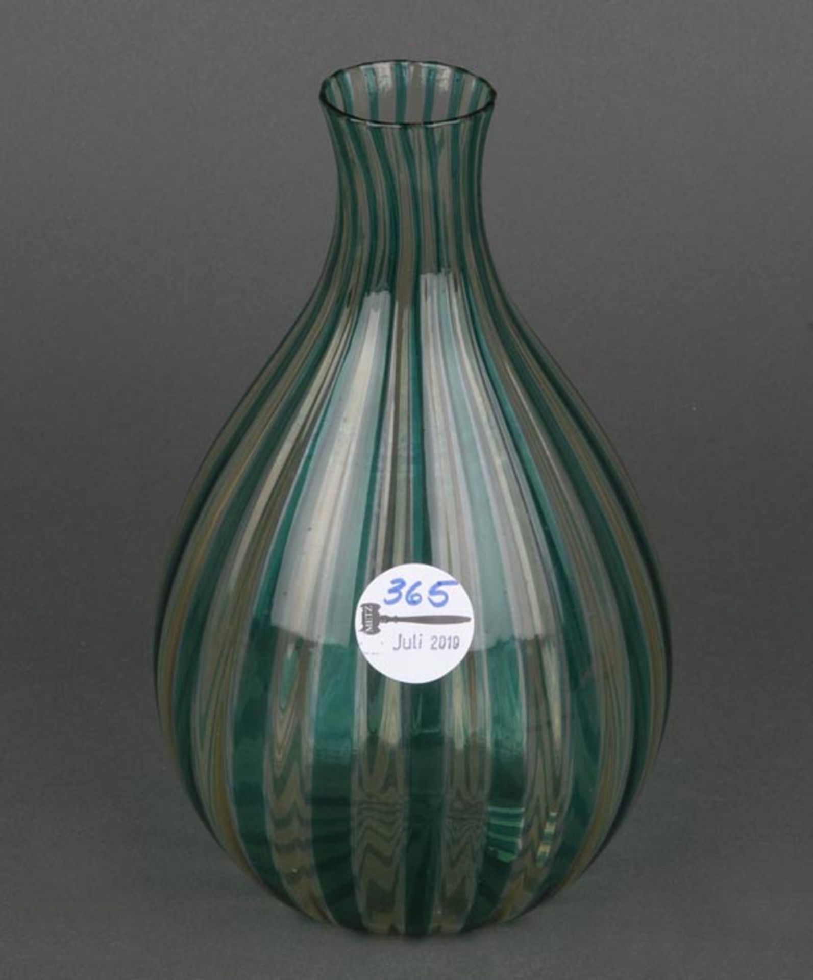 Vase. Murano, Venini 20. Jh. Birnförmig. Farbloses Glas mit grünen streifenförmigen Einschmelzungen,