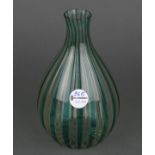 Vase. Murano, Venini 20. Jh. Birnförmig. Farbloses Glas mit grünen streifenförmigen Einschmelzungen,