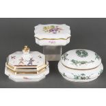 Drei Deckeldosen. Meissen 20. Jh. Porzellan, bunt bemalt, H=3,5 cm, B=10 cm, T=7 cm / H=6,5 cm, B=12