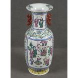 Vase. China. Porzellan, bunt bemalt mit Figuren in Landschaft und Floraldekor, H=60 cm. (min.