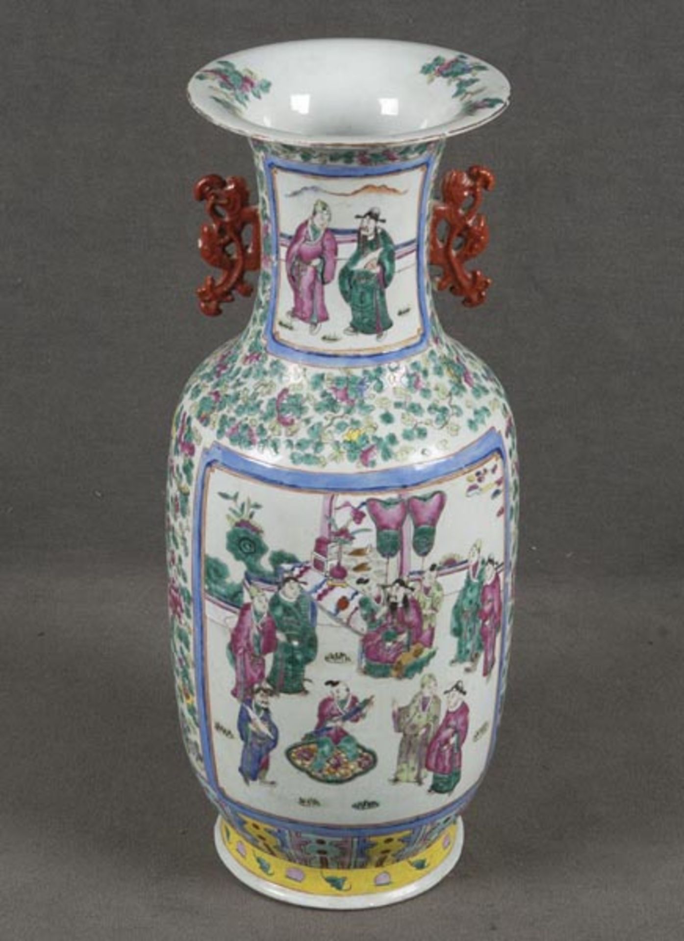 Vase. China. Porzellan, bunt bemalt mit Figuren in Landschaft und Floraldekor, H=60 cm. (min.