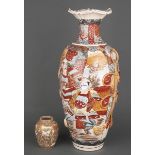Satsuma-Vase und weitere. Japan. Porzellan, bunt und gold bemalt, H=13,5 / 62 cm. (teilw. besch.)