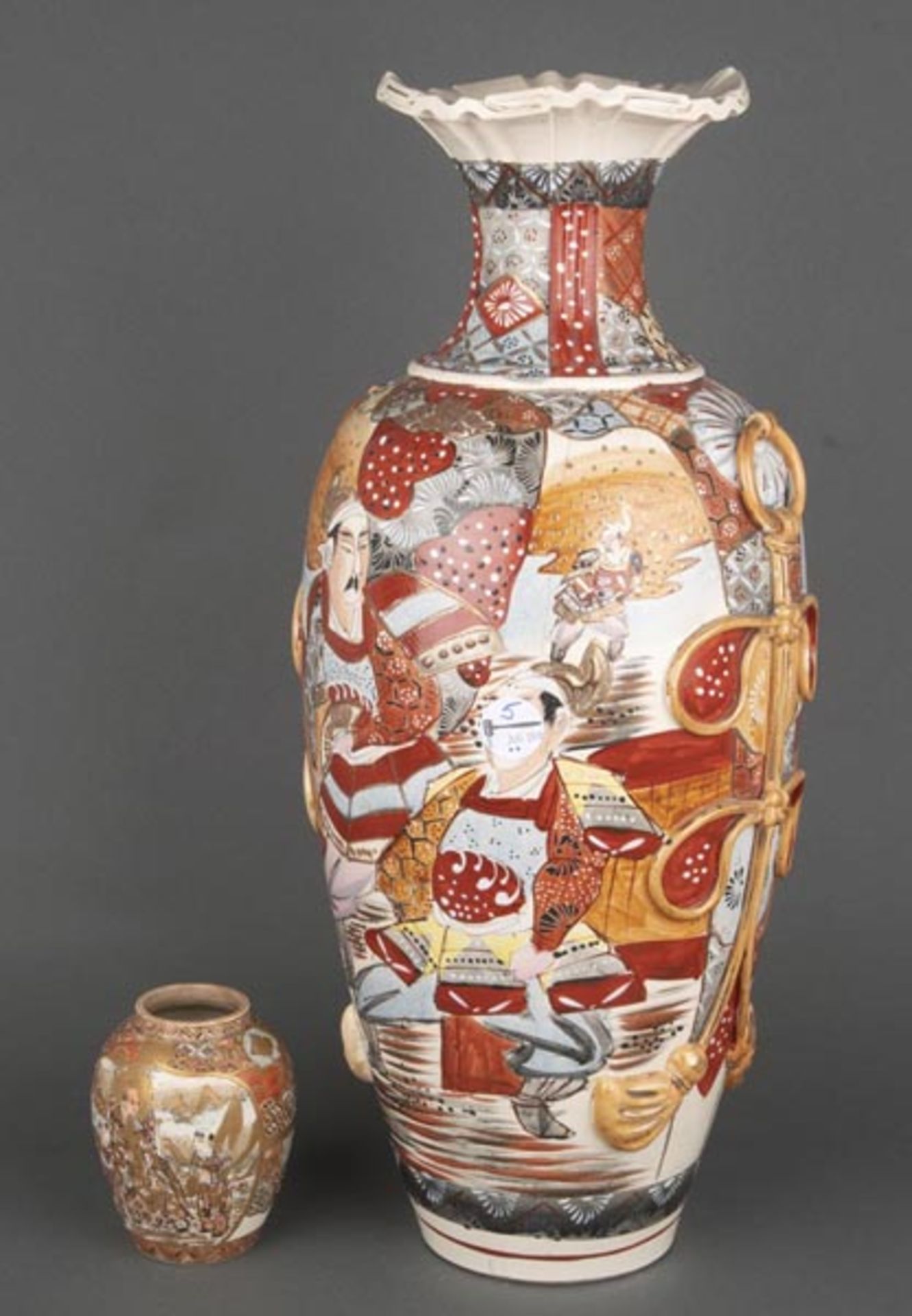 Satsuma-Vase und weitere. Japan. Porzellan, bunt und gold bemalt, H=13,5 / 62 cm. (teilw. besch.)