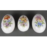 Drei Deckeldosen in Eiform. Meissen 20. Jh. Porzellan, bunt floral bemalt, H=6 bis 7 cm.