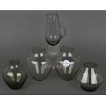 Vier Vasen und eine Kanne. Deutsch 20. Jh. Rauchfarbenes Glas. Entwurf von Wilhelm Wagenfeld, H=13